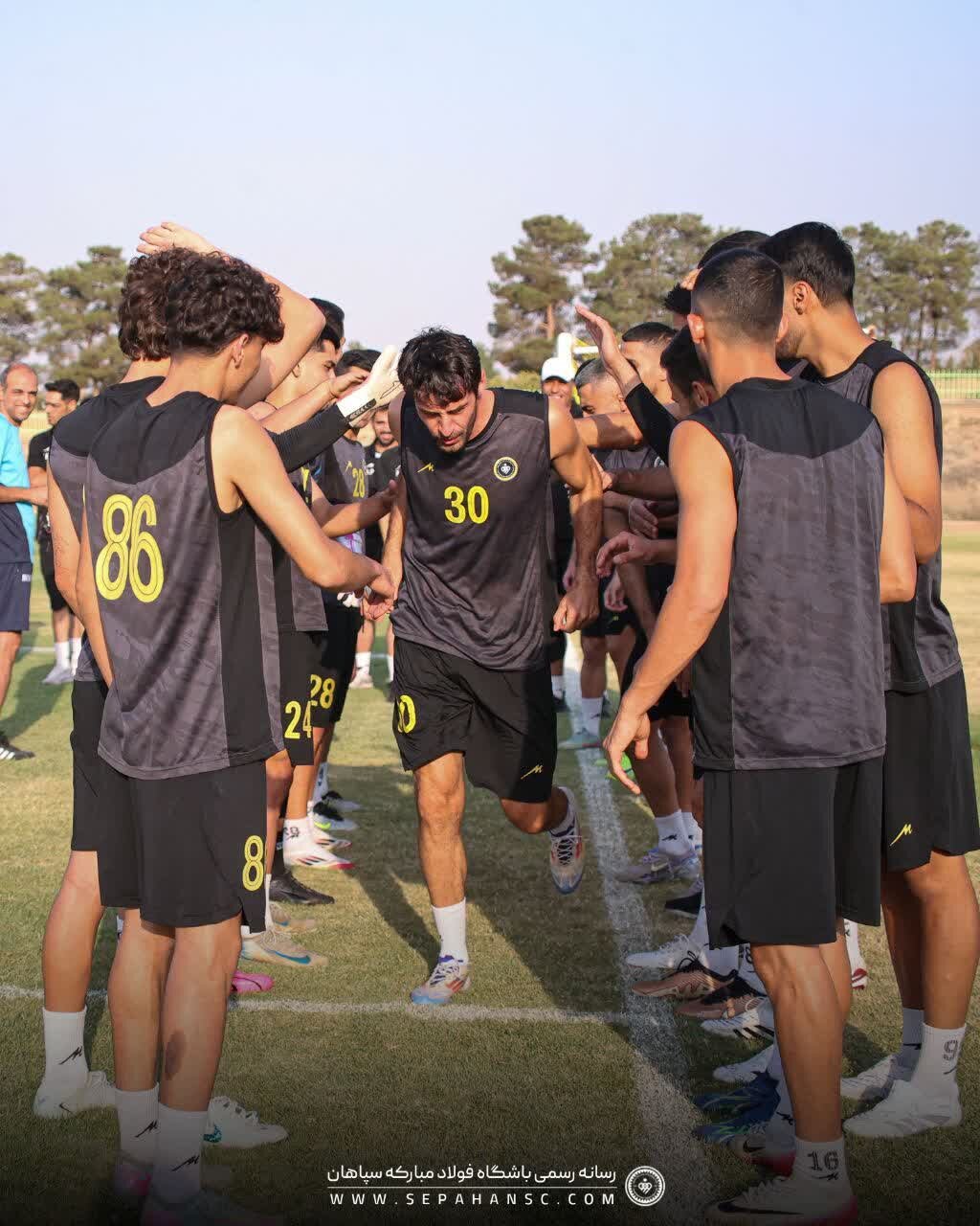 هزار و ۱۱۴ روز دوری کافی بود؛ ولسیانی به خط دفاع سپاهان بازگشت + عکس