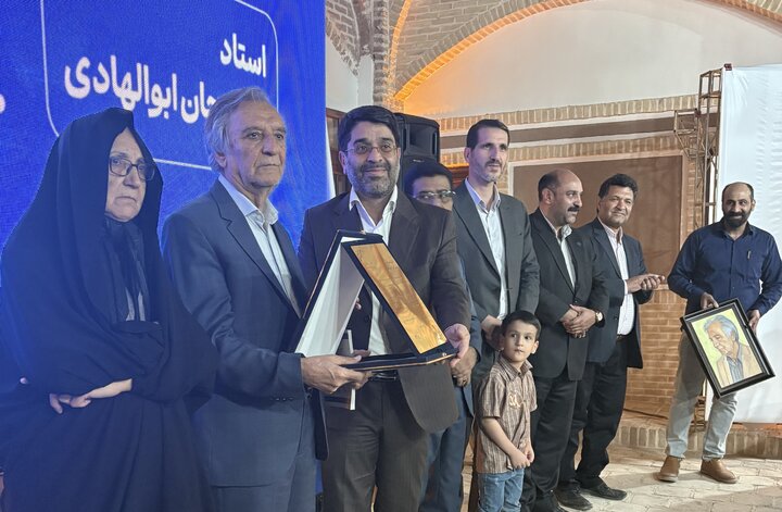 تجلیل از یک عمر پاسداری قالی کرمان در رفسنجان