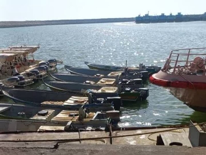 توقیف پنج شناور حامل سوخت قاچاق در آب‌های میناب