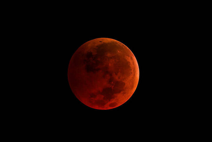 تأثیر نگاه کردن مادر باردار به ماه خونین امشب ۱۴۰۴