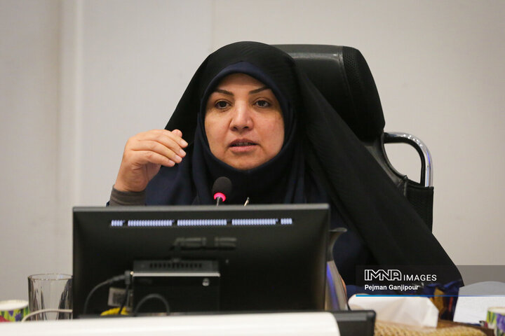 فرزانه کلاهدوزان منشی اول، عضو هیئت رئیسه کمیسیون ویژه خانواده، بانوان و جوانان شورای اسلامی شهر اصفهان