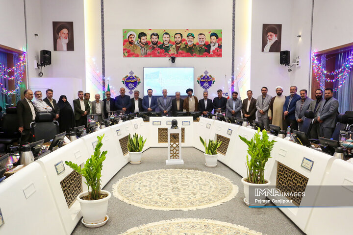 تجلیل از دست‌اندرکاران کنگره ملی سلمان فارسی در صحن شورای شهر اصفهان