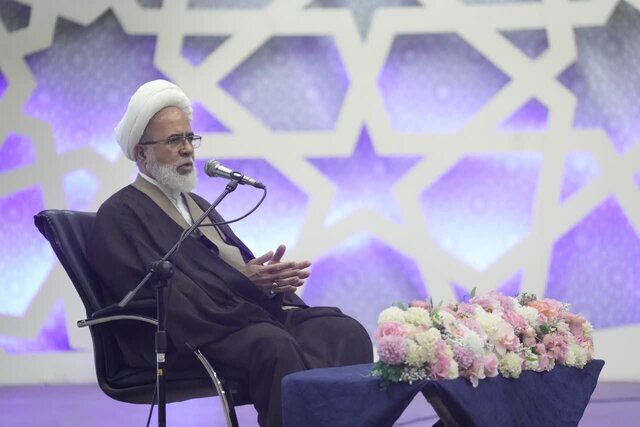 شهدا یادگاران ماندگار تاریخ اسلام و الگوی نسل جوان هستند