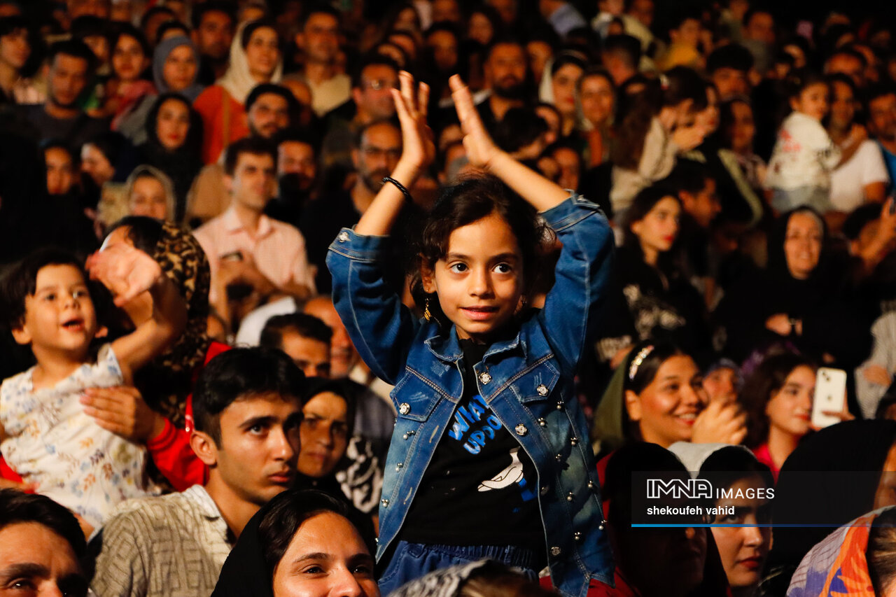 استقبال بیسابقه از جشن «امت ماه» | حضور پرشور مردم و هنرمندان برای احیای زاینده