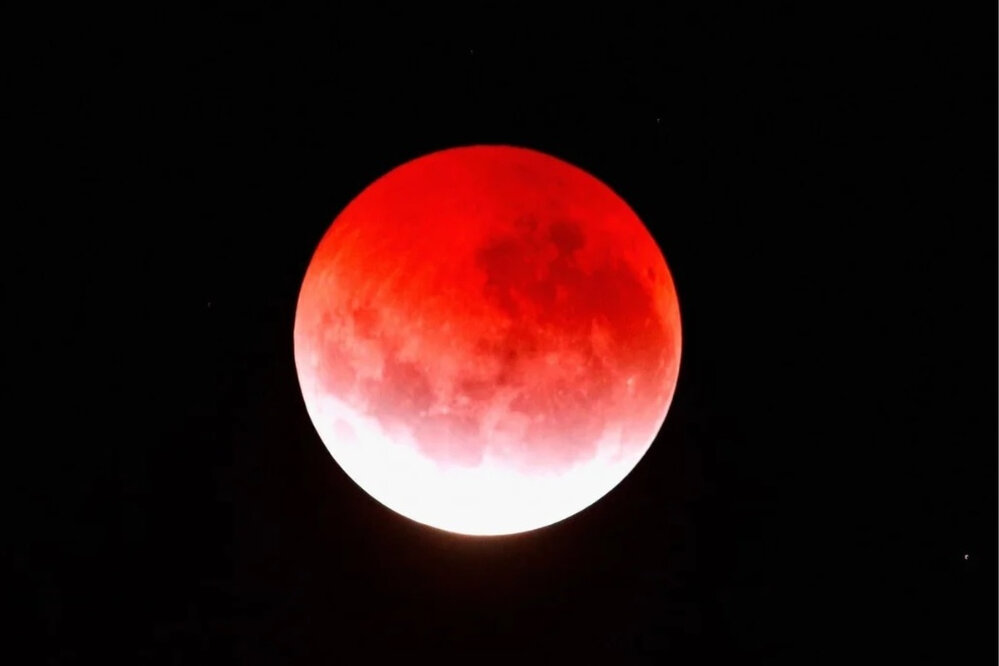 تأثیر نگاه کردن مادر باردار به ماه خونین امشب ۱۴۰۴