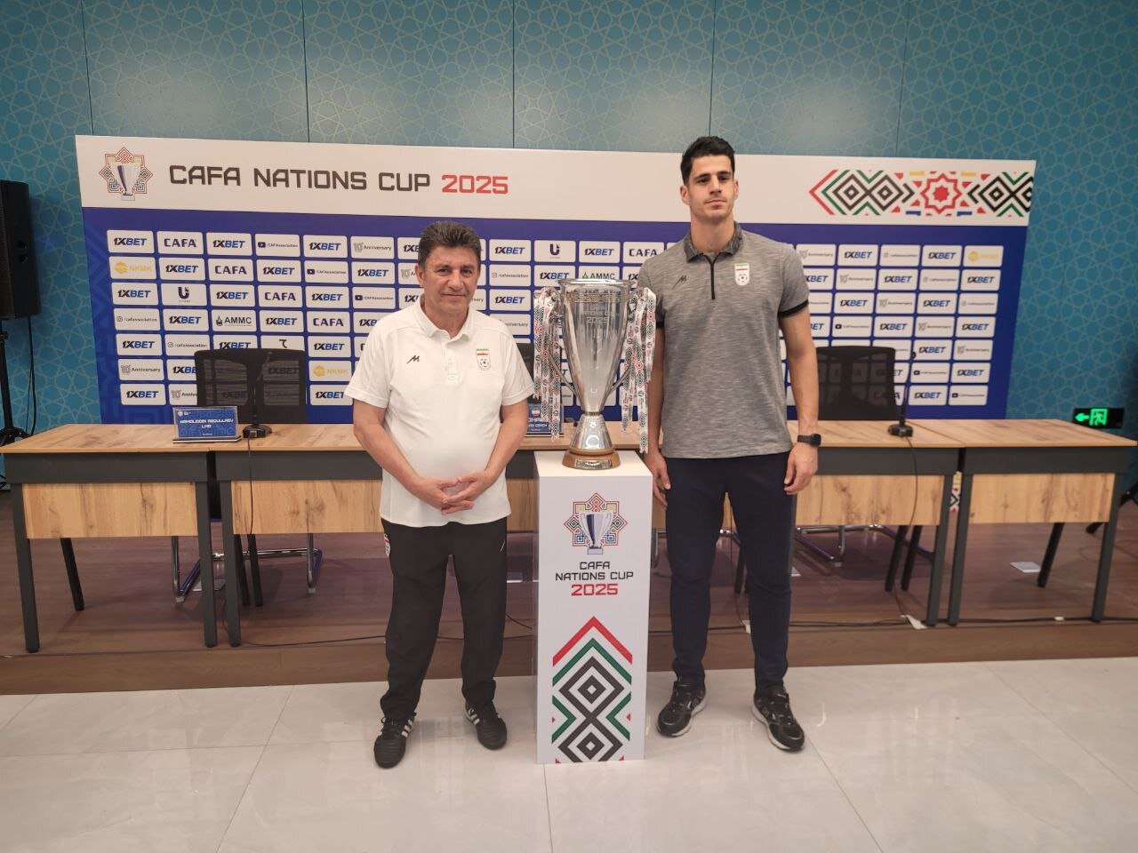 عکس یادگاری سرمربی و کاپیتان تیم ملی با جام‌ قهرمانی کافا + عکس