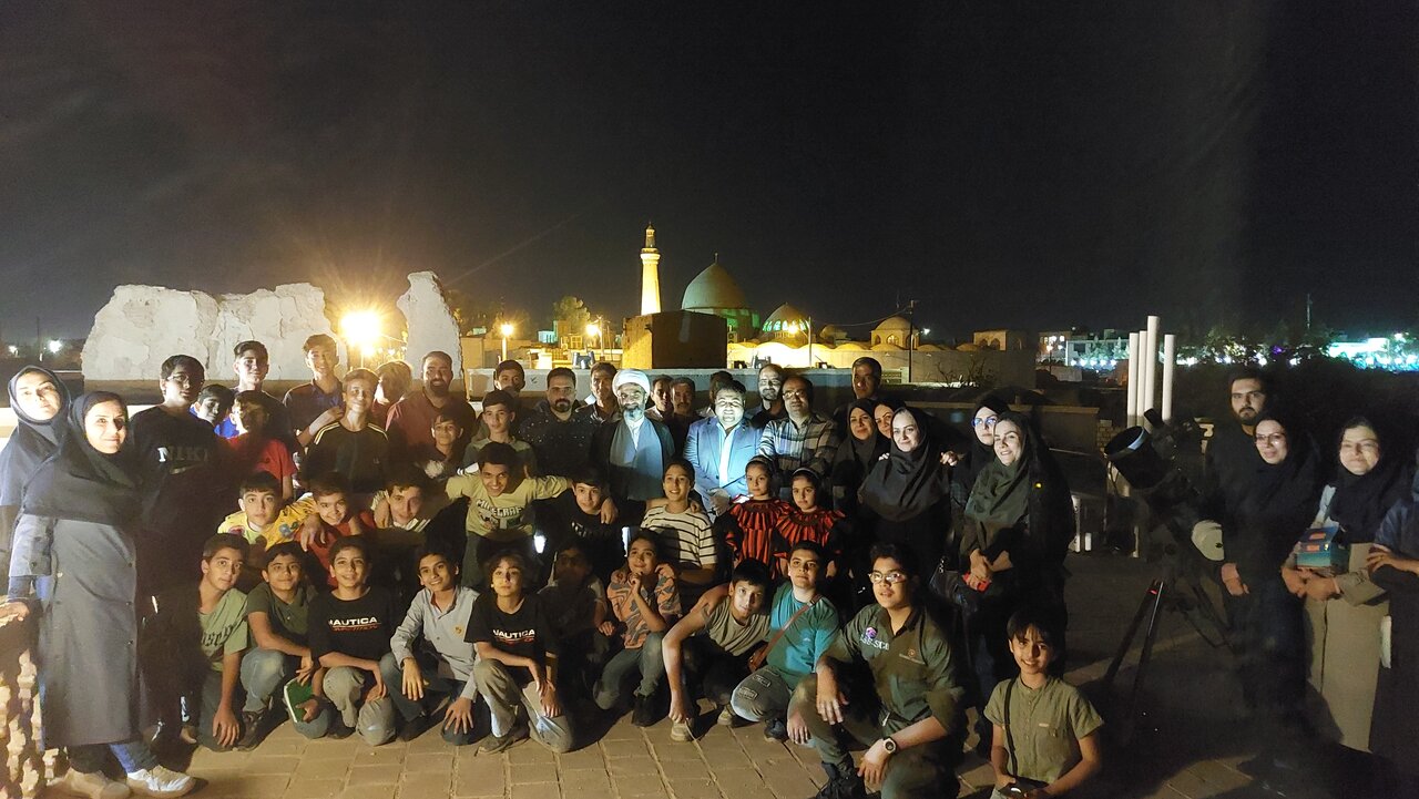 کودکان و نوجوانان اصفهانی ماه خونین را در نایین رصد کردند