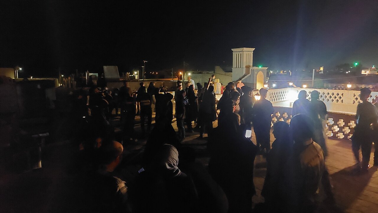 کودکان و نوجوانان اصفهانی ماه خونین را در نایین رصد کردند