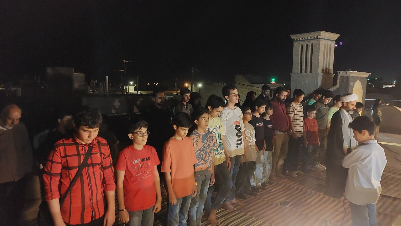 کودکان و نوجوانان اصفهانی ماه خونین را در نایین رصد کردند