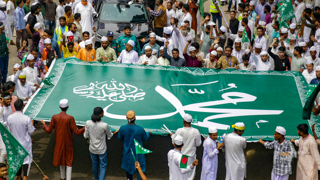 میلاد پیامبر اکرم (ص) در کشورهای مختلف چگونه برگزار میشود؟ + مولودی شاد عربی