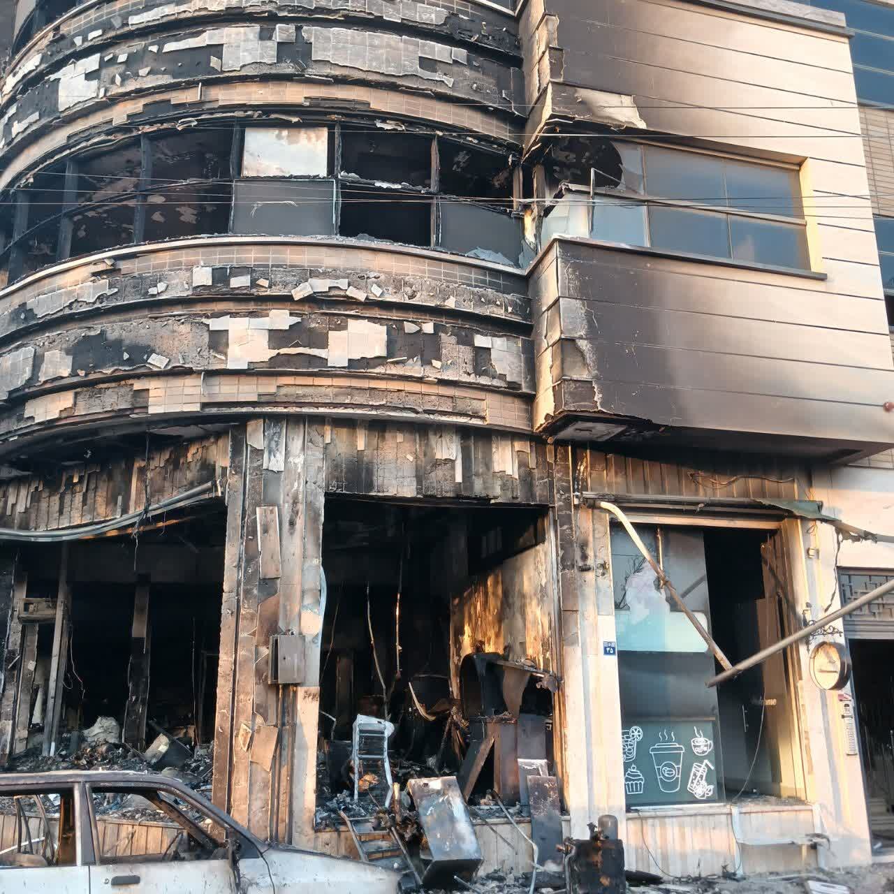 حریق یک مغازه در خیابان خرم / ۲ نفر مصدوم شدند و ۲ خودرو در آتش سوخت + عکس