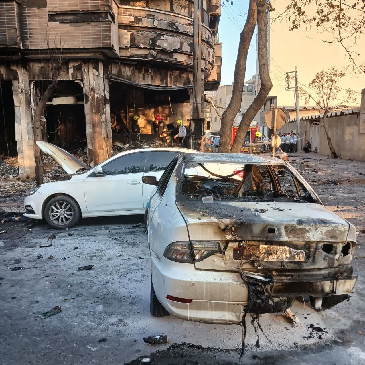 حریق یک مغازه در خیابان خرم / ۲ نفر مصدوم شدند و ۲ خودرو در آتش سوخت + عکس