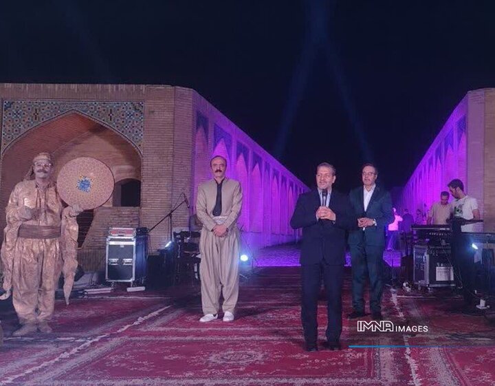 مردم، هنرمندان و مسئولان در جشن «امت ماه» سفیران زاینده‌رود شدند