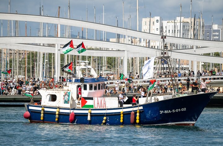 کشتی عملیاتی اسپانیا به کمک ناوگان صمود می‌رود