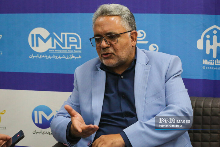 آبیاری شبانه فضای سبز شهر اصفهان، راهی برای جلوگیری از هدررفت آب