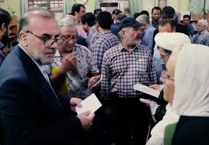 مدیران شهری کرمان پای صحبت‌ اهالی شهرک شهید مطهری نشستند