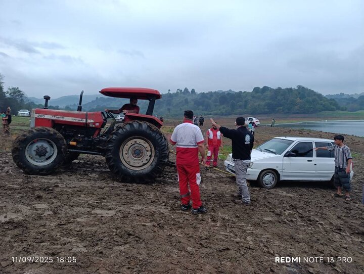 رهایی ۱۳ خودرو گرفتار در سیلاب روستای شیاده بابل