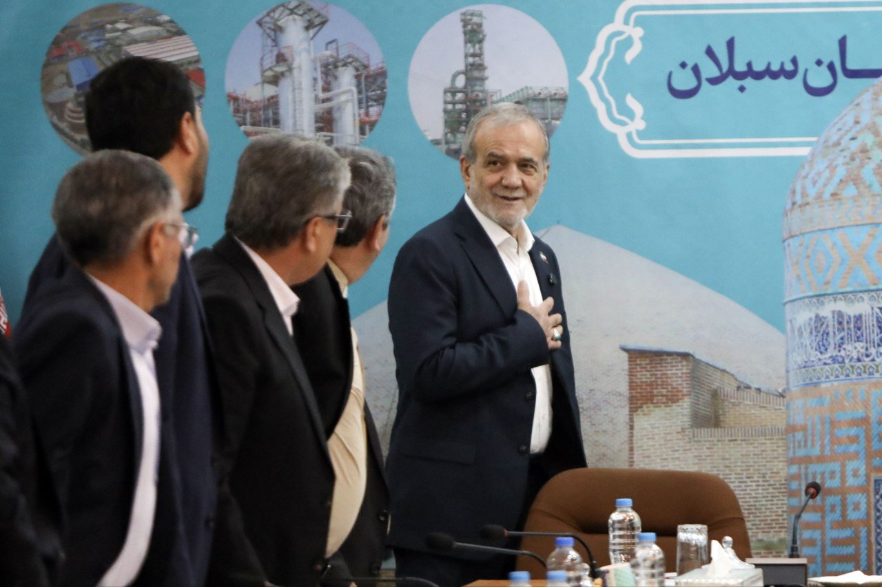 رئیسجمهور: دولت در کنار سرمایهگذاران برای رفع موانع توسعه