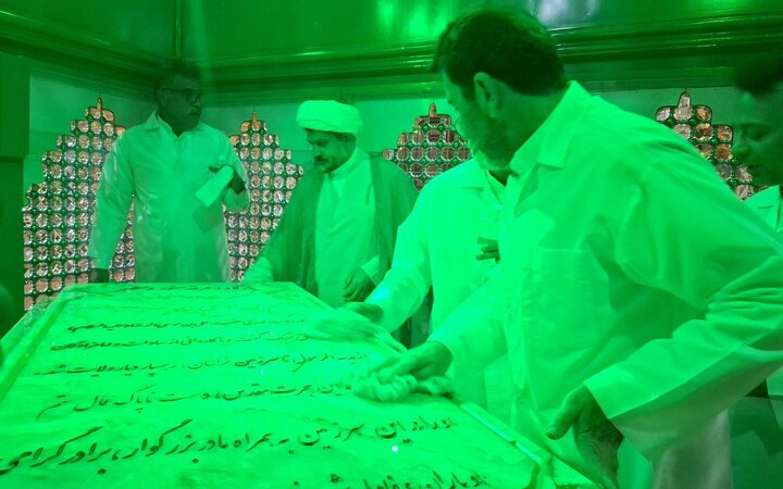 فیلم| غبارروبی و گلاب افشانی آستان امامزاده ابراهیم(ع) آمل