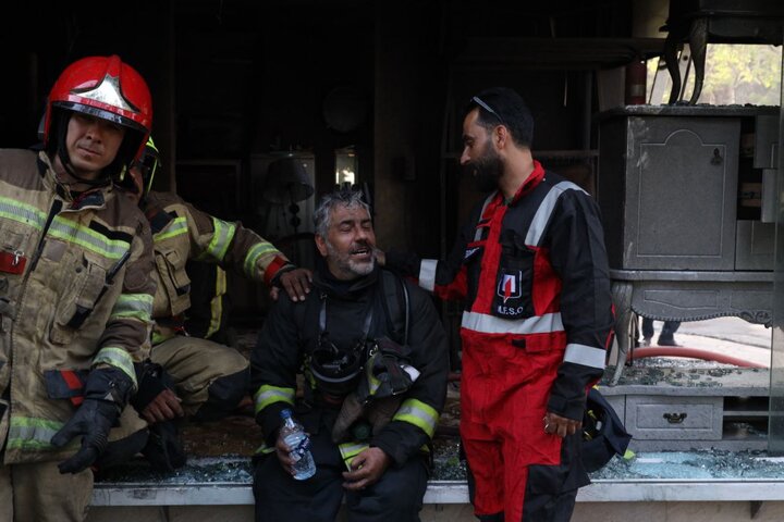 اطفای آتش سوزی گسترده یک کارگاه چوب و فروشگاه مبل‌ در مشهد