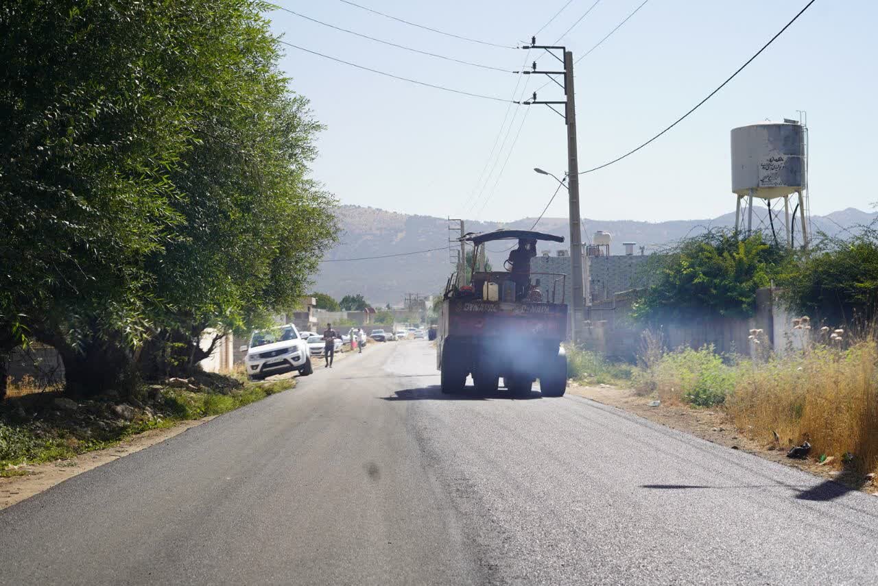 عملیات آسفالت راه روستایی «نرگاه» بویراحمد در حال اجرا است