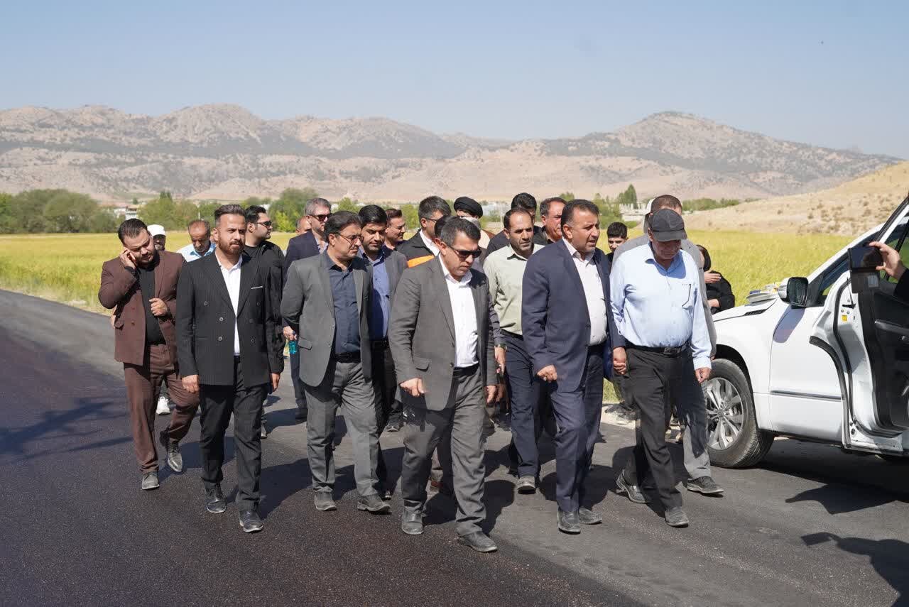 عملیات آسفالت راه روستایی «نرگاه» بویراحمد در حال اجرا است