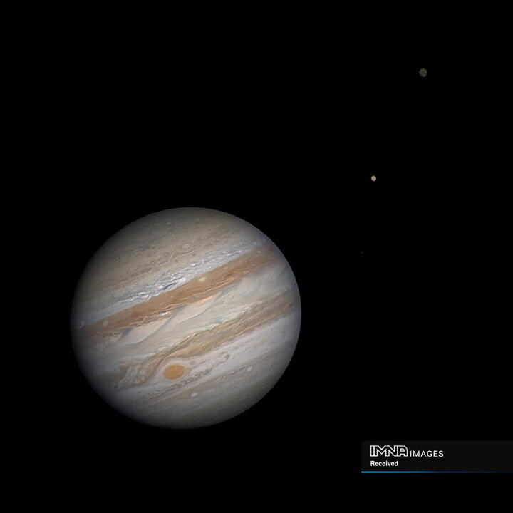 این تصویر، مشتری و دو تا از چهار قمر بزرگ کشف شده توسط گالیله، اروپا و کالیستو، را نشان می‌دهد.