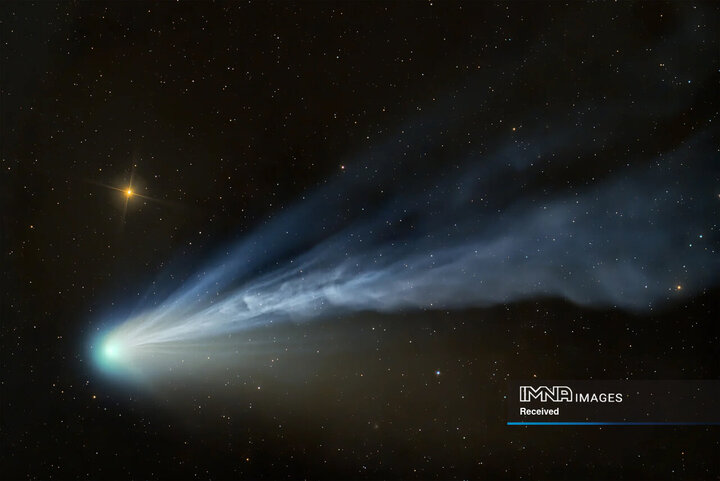 دنباله‌دار 12P/پونز-بروکس در واکنش به بادهای خورشیدی شدید، منظره‌ای از دینامیک دم و رنگ‌های رنگارنگ منتشر شده توسط ابر گازی روشن اطراف مرکز آن ایجاد می‌کند. این عکس در دریاچه جون، کالیفرنیا، ایالات متحده گرفته شده است.