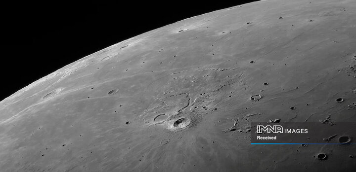 این نمای نزدیک که در آلمان گرفته شده، دهانه اصلی آریستارخوس را به همراه نه دهانه فرعی آن نشان می‌دهد. قطر این دهانه ۲۵ مایل است و در منطقه‌ای واقع شده است که در قسمت جلویی سطح ماه قابل مشاهده است.
