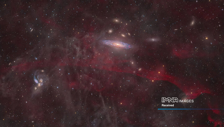 عکس دوم - منطقه Deer Lick، محل قرارگیری NGC 7331 و پنج‌تایی معروف استفان، نمایشی خیره‌کننده از برهمکنش کهکشانی را رقم می‌زند. طی شش ماه، ۱۲ عکاس و یک تیم پردازش اختصاصی برای ادغام نزدیک به ۶۰۰ ساعت نوردهی و آشکار کردن این جزئیات کم‌نور در رصدخانه Dark Sky نیومکزیکو در ایالات متحده تلاش کردند.