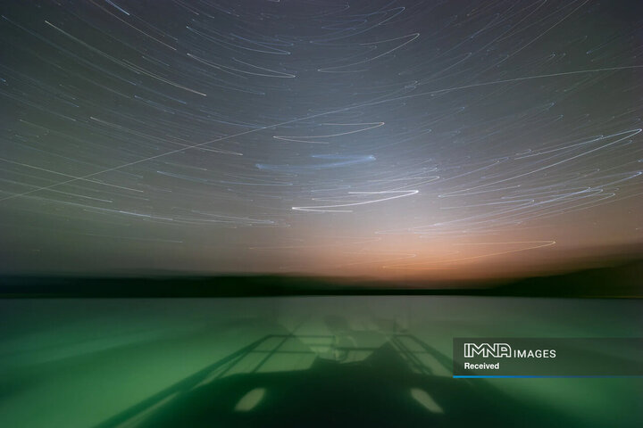 ین تصویر از رد ستارگان از یک کشتی لنگر انداخته شده که با جریان‌های اقیانوسی در غرب استرالیا حرکت می‌کند، گرفته شده است. ردهای سمت راست دامنه عمودی بزرگتری دارند که به دلیل چرخش زمین در سمت چپ به نزدیک صفر کاهش می‌یابد.