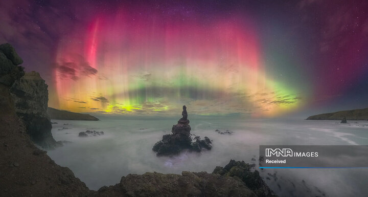 این تصویر در طول یک طوفان G5، شدیدترین سطح طوفان ژئومغناطیسی، گرفته شده است. رنگ‌های قرمز، سطحی از شدت بودند که عکاس هرگز تجربه نکرده بود، عکاسی که این تصویر را در شبه جزیره بنکس در نیوزیلند ثبت کرده است.