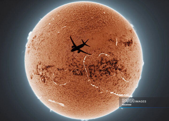 ژانگ یانگوانگ در طول یک رصد معمول تایم‌لپس از کروموسفر خورشیدی، که لایه‌ای از جو خورشید بالای سطح مرئی آن است، لحظه‌ای غیرمنتظره را ثبت کرد. فوجیان، چین