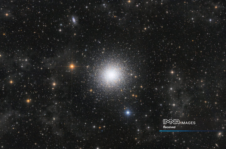 خوشه بزرگ هرکول (M13) یکی از برجسته‌ترین و شناخته‌شده‌ترین خوشه‌های کروی در آسمان شمالی است. این خوشه که توسط ادموند هالی در سال ۱۷۱۴ کشف شد، در صورت فلکی هرکول و در فاصله حدود ۲۲۲۰۰ سال نوری از زمین قرار دارد. M13 با چشم غیرمسلح در آسمان‌های تاریک قابل مشاهده است و می‌توان آن را با دوربین دوچشمی یا تلسکوپ کوچک مشاهده کرد.