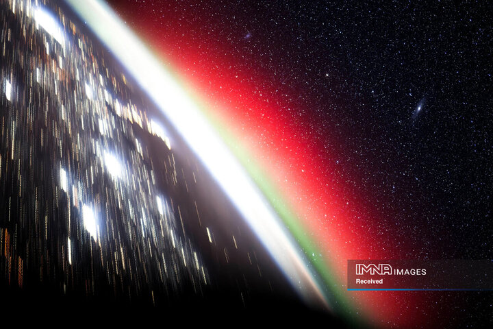 این یکی از چندین نوردهی ثبت شده از ایستگاه فضایی بین‌المللی با استفاده از یک ردیاب ستاره دست‌ساز است. این ردیاب که هر ۹۰ دقیقه یک بار می‌چرخد، حرکت ایستگاه فضایی بین‌المللی را خنثی می‌کند و به ستاره‌های دوردست اجازه می‌دهد تا به صورت نقاط ثابت عکاسی شوند، در حالی که زمین همچنان در زیر آن می‌چرخد، که قبلاً در عکاسی مداری غیرممکن بود.