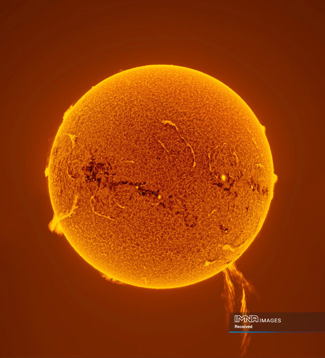 این عکس فوران عظیم زبانه خورشیدی را در نوامبر گذشته نشان می‌دهد که بیش از ۳۰۰۰۰۰ مایل امتداد دارد.