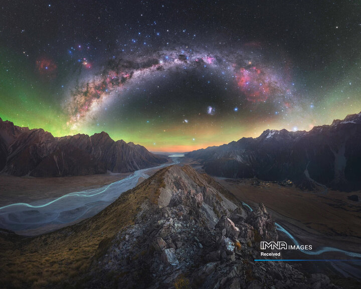 تصویری شامل بیش از یک میلیارد پیکسل از ۶۲ تصویر به هم چسبیده است. این عکس، رودخانه‌های دوقلوی یخچالی را با هسته کهکشان راه شیری در سمت چپ تصویر، و همچنین صلیب جنوبی و سایر اجرام آسمانی در مرکز آسمان، به تصویر می‌کشد.