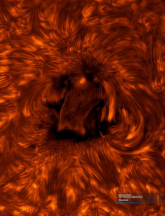 این عکس از یوتا در ایالات متحده، کروموسفر، زیباترین بخش خورشید را نشان می‌دهد. این بخش که از پلاسمای هیدروژن و هلیوم تشکیل شده است، توسط میدان‌های مغناطیسی شدید و درهم‌تنیده خورشید دستکاری می‌شود. کروموسفر نه تنها روز به روز، بلکه ثانیه به ثانیه تغییر می‌کند، به همین دلیل است که عکاسان نجومی خورشیدی شیفته آن می‌شوند.