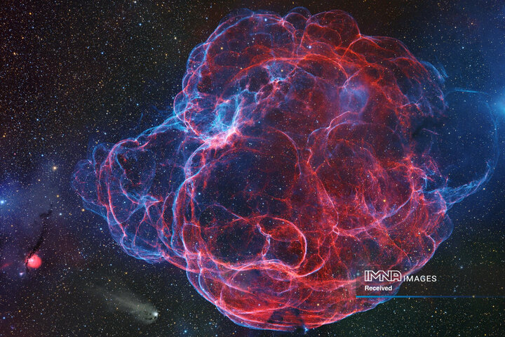 این تصویر طیف کامل از سحابی اسپاگتی، ماهیت کم‌نور و گریزان این بقایای ابرنواختر را که در پشت ابر وسیعی از گرد و غبار پنهان شده و مانع از تابش نور آن می‌شود، آشکار می‌کند. برای افزایش جذابیت بصری آن، شائویو ژانگ زمان قابل توجهی را صرف تشدید رنگ‌های آبی و سبز و دستیابی به عمق بیشتر کرد.