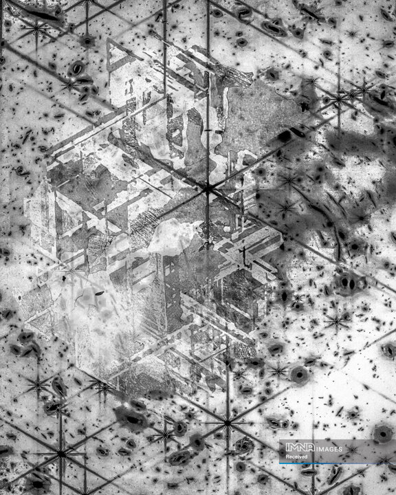 این تصویر از عدسی گرانشی - بزرگنمایی کهکشان‌های دوردست با خم کردن نور - تلسکوپ فضایی جیمز وب استفاده می‌کند و آن را با عکسی که از داخل یک شهاب سنگ گرفته شده است، ترکیب می‌کند. این الگوی خاص، طراحی هندسی باورنکردنی دارد و تقریباً شبیه لبه‌های جعبه‌ها یا ساختمان‌های یک شهر است.