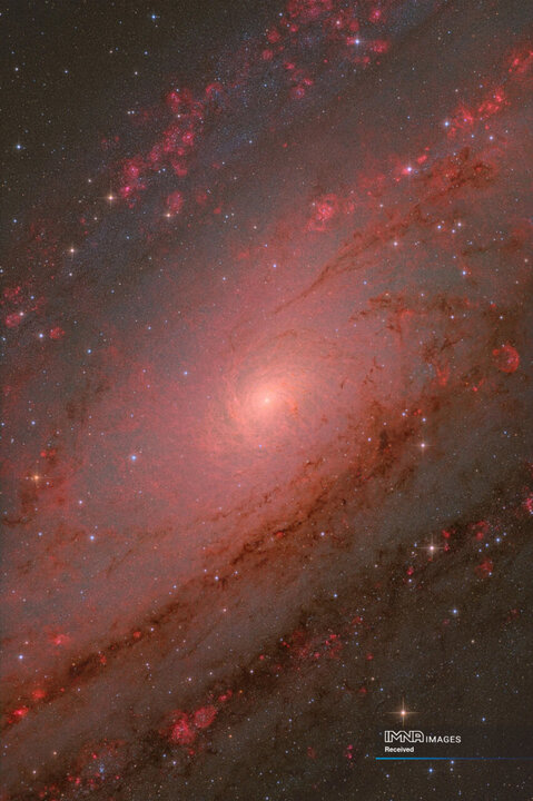 این تصویر، هسته کهکشان آندرومدا را با جزئیات استثنایی با استفاده از یک تلسکوپ با فاصله کانونی بلند و با بهره‌گیری از شرایط عالی در رصدخانه AstroCamp در نرپیو، اسپانیا، به نمایش می‌گذارد. عکاسان بر آشکار کردن ساختار پیچیده منطقه مرکزی کهکشان و جمعیت ستاره‌ای اطراف آن تمرکز داشتند.