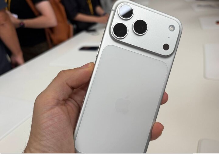 چرا اپل سه لنز آیفون را «۸ لنز حرفه‌ای» می‌نامد؟ بررسی کامل ادعای جدید در آیفون ۱۷