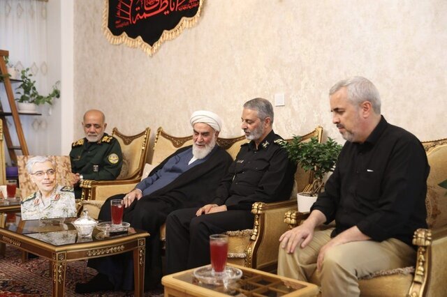 دیدار رئیس ستاد کل نیروهای مسلح با خانواده فرماندهان شهید جنگ تحمیلی ۱۲ روزه