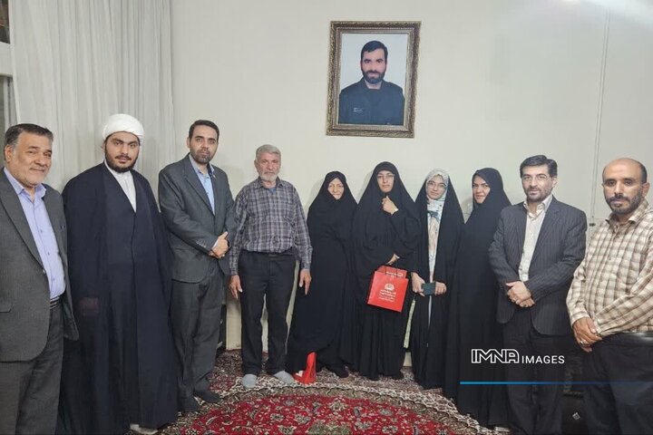دیدار مدیر منطقه ۱۰ اصفهان با خانواده شهید یسلیانی؛ تجلی وفاداری به ارزش‌های انقلاب