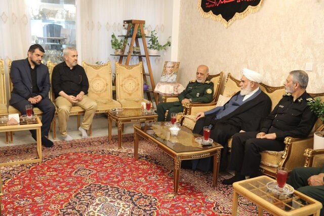 دیدار رئیس ستاد کل نیروهای مسلح با خانواده فرماندهان شهید جنگ تحمیلی ۱۲ روزه