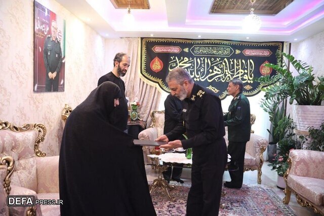 دیدار رئیس ستاد کل نیروهای مسلح با خانواده فرماندهان شهید جنگ تحمیلی ۱۲ روزه