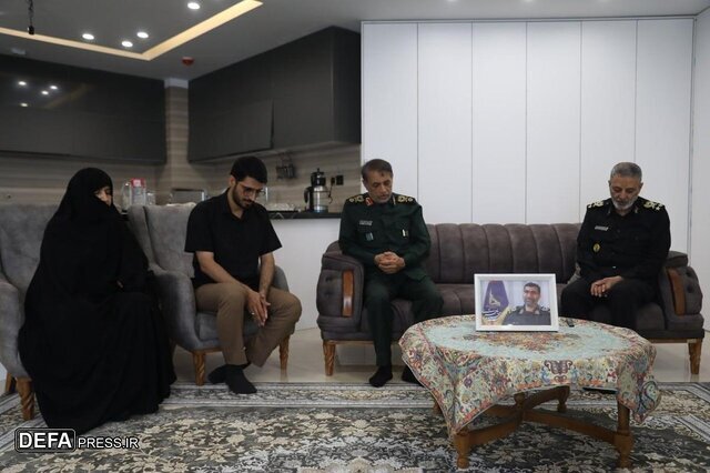 دیدار رئیس ستاد کل نیروهای مسلح با خانواده فرماندهان شهید جنگ تحمیلی ۱۲ روزه