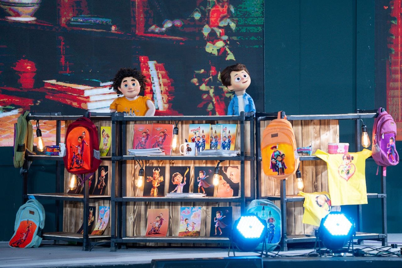 خودنمایی کتاب‌ها در میان نوشت‌افزارها