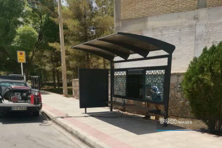 نصب بیش از ۲۰ سرپناه طرح جدید ایستگاه اتوبوس در منطقه ۶ اصفهان