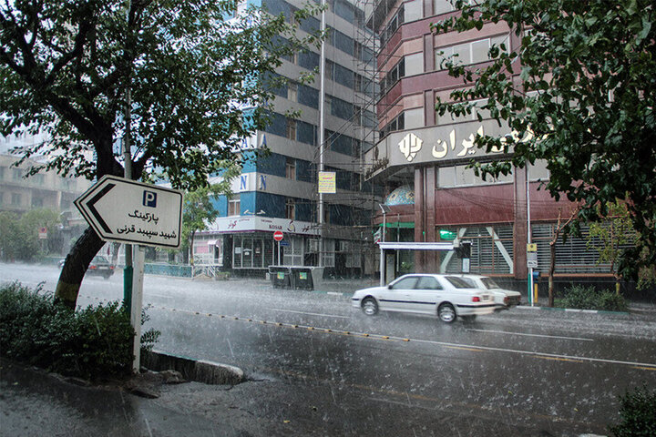 پیش‌ بینی‌ بارش باران و رعد و برق در شمال و جنوب کشور /تداوم وزش باد و گردوخاک در استان‌ها